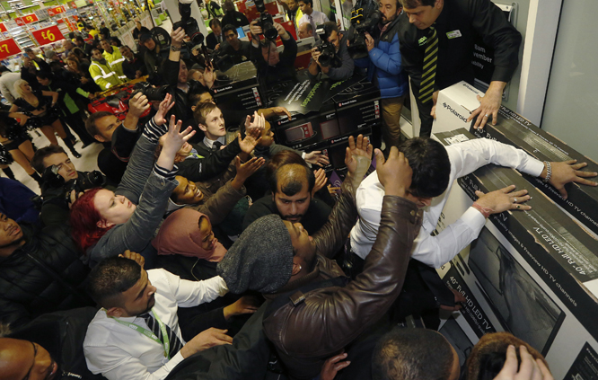 Kamp om tilbudsvarene i London. (Foto: REUTERS/Luke MacGregor/Scanpix)