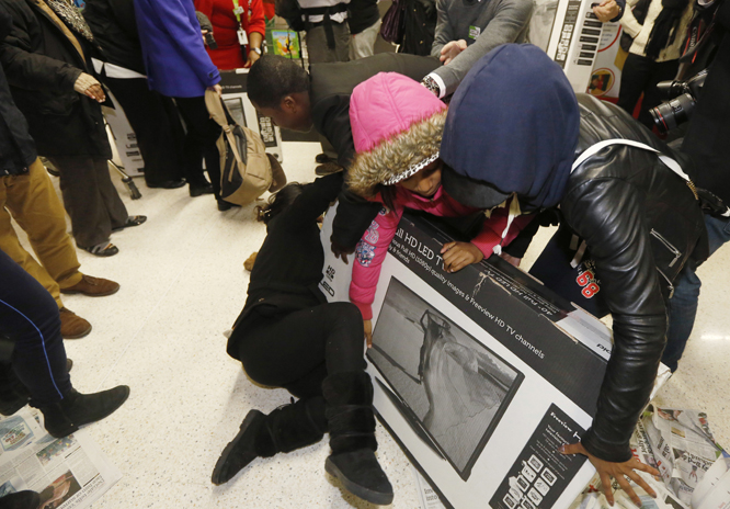 I England rapporteres det om slagsmål og skader i forbindelse med Black Friday. (Foto: REUTERS/Luke MacGregor/Scanpix)
