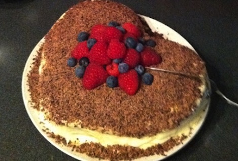 http://lenesanbefalinger.wordpress.com/2012/04/13/mork-sjokoladekake-med-hvit-sjokoladekrem/