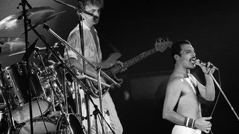 Freddie Mercury Queens vokalist Freddie Mercury, her fra en konsert i Paris i 1984, døde etter sykdom i 1991, bare 45 år gammel. Foto: Scanpix