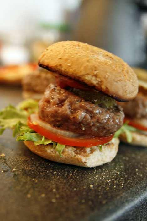 http://matlidenskap.blogspot.com/2011/05/mini-hamburger.html