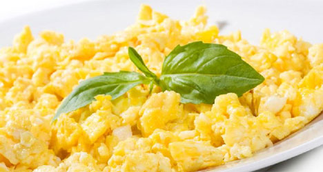 Ikke ha for mye eggerøre i stekepannen på en gang. Steker du flere enn 10 egg er det bedre å steke i flere omganger. Klikk på bildet for oppskrift. (Foto: Colourbox)