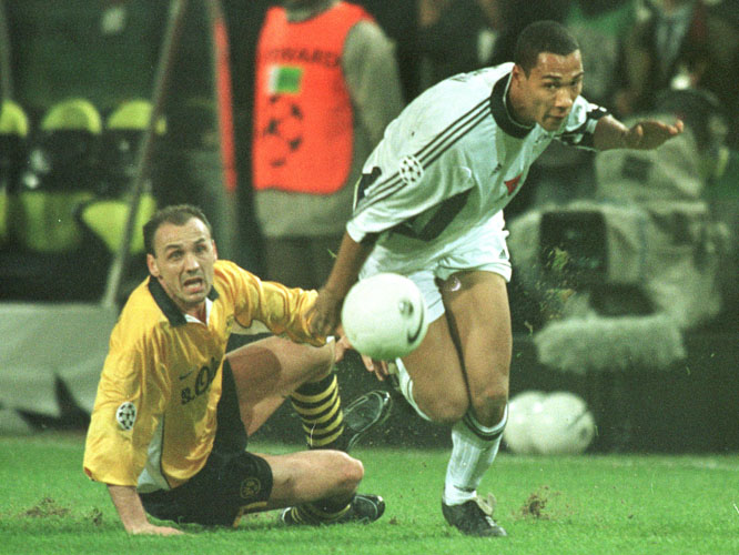 John Carew runder Jürgen Kohler i 3-0-sensasjonen. (Foto: Scanpix)