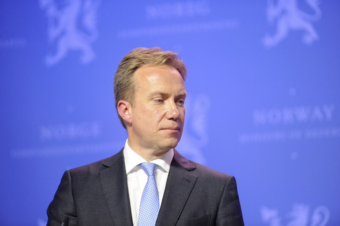 Utenriksminister Børge Brende sendte ut pressemeldingene om sanksjonene i dag. (Foto: Scanpix)