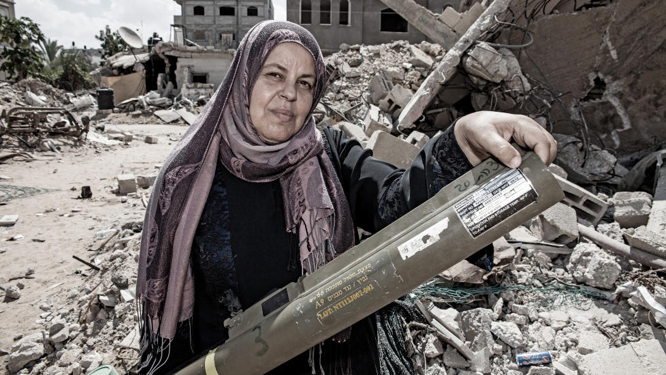 Sabah El Qare viser frem våpen. (Foto: Bjørn-Owe Holmberg/Dagbladet)