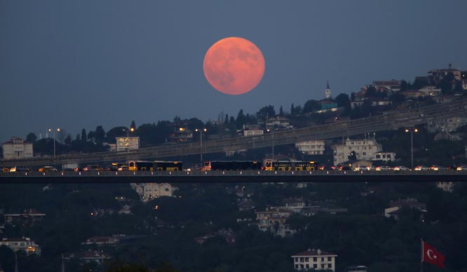 Ikke rart at fotografer er glad i supermånen. Bildene blir spektakulære. Her: Istanbul. (Foto: Reuters(Scanpix)