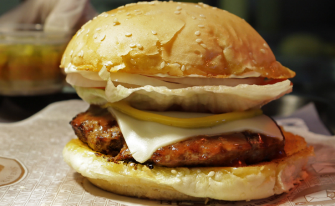 En god burger kan inneholde alt mulig rart, men med godt kjøtt trenger du ikke så mye mer. (Foto: AP Photo/Alan Diaz)