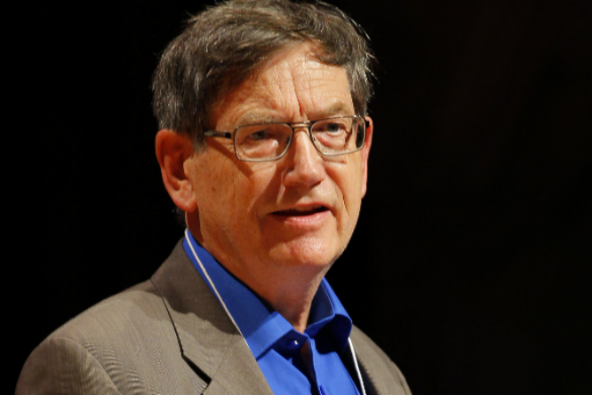 Karl Halvor Teigen da han mottok Ig Nobelprisen.(Foto: REUTERS/Adam Hunger)