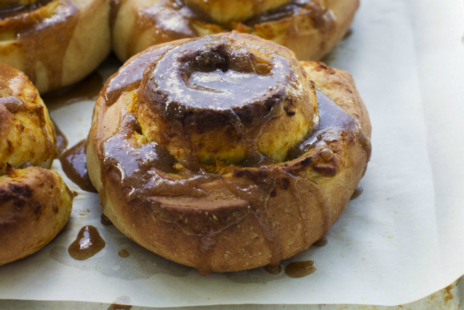 Sånn kan en amerikansk kanelbolle med karamellsaus og gresskar se ut. (Foto: AP Photo/Matthew Mead)