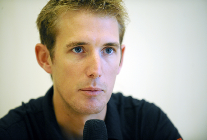 Andy Schleck støtter Hushovd. (Foto: AFP/Scanpix)