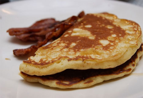Guilty pleasure? Sprøstek bacon på tykke pannekakene. (Foto: Holy Macaroni)
