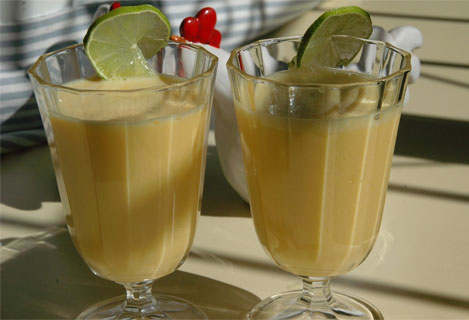 Særlig unger digger smoothies, og med disse gule smaksbombene på frokostbordet blir det sikkert en strålende morgen! (foto: ganske enkelt)