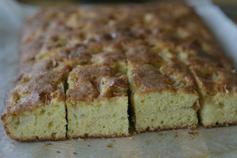 http://marias-saltogsott.blogspot.no/2011/10/eplekake-i-langpanne-apple-traybake.html