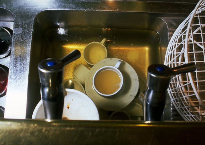 Tar du oppvasken etter deg på jobben? Foto: Colourbox