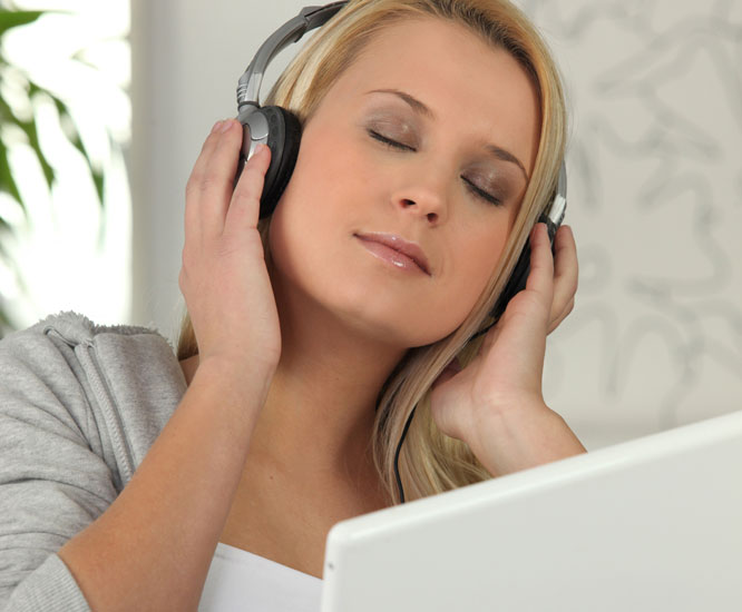 Nei, det er ikke alltid greit å høre på musikk mens man er på jobb. Foto: Colourbox