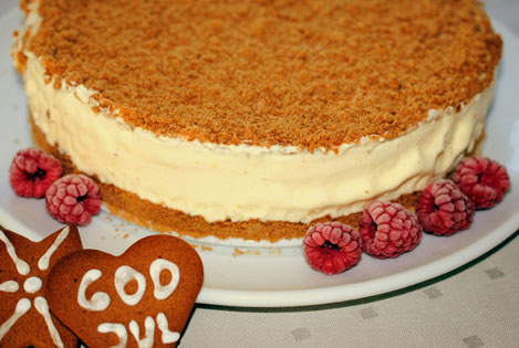http://chocolanasblogg.blogspot.no/2011/12/pepperkakeiskake.html#more