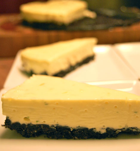 http://copenhagencakes.com/2012/03/14/a-piece-of-heaven-kagen-oreo-cheesecake-med-hvid-chokolade-og-lime/