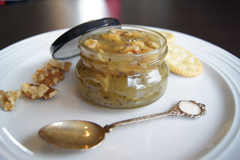 http://mariannmat.wordpress.com/2012/08/02/stikkelsbaergele-med-valnotter-perfekt-tilbehor-til-ost/