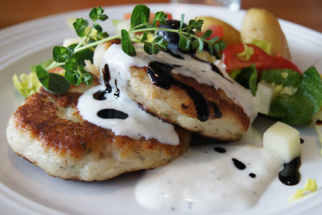 fiskekaker-med-gresk-salat4