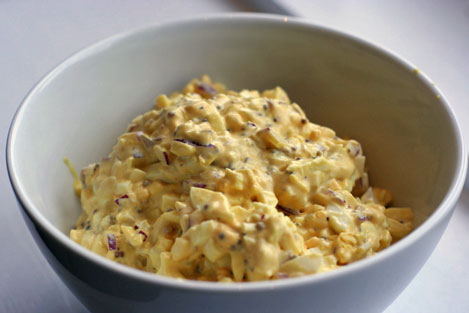 http://ordentligmat.no/2009/11/eggesalat-billig-enkelt-og-supergodt/