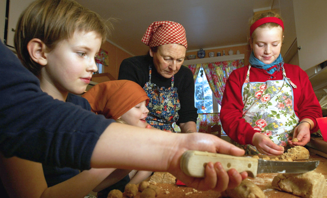 Dersom pepperkakebaking gjemmer seg bak en av kalenderlukene, slår du to fluer i en smekk. (Foto: Terje Bendiksby / SCANPIX)