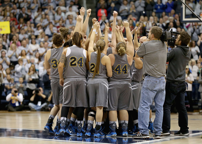 Lagvenninnene jubler sammen Lauren. (Foto: Andy Lyons/Getty Images/AFP /Scanpix)