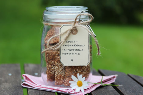 http://trinesmatblogg.no/2012/08/22/speltknekkebrod-med-notter-og-honning/