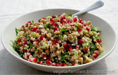 http://vegetarfamilien.blogspot.no/2012/06/byggrissalat-med-granateple-og-ristede.html