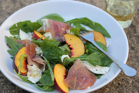 http://kanelochvanilj.blogspot.se/2012/07/persiko-mozzarella-och-parmaskinkssallad.html