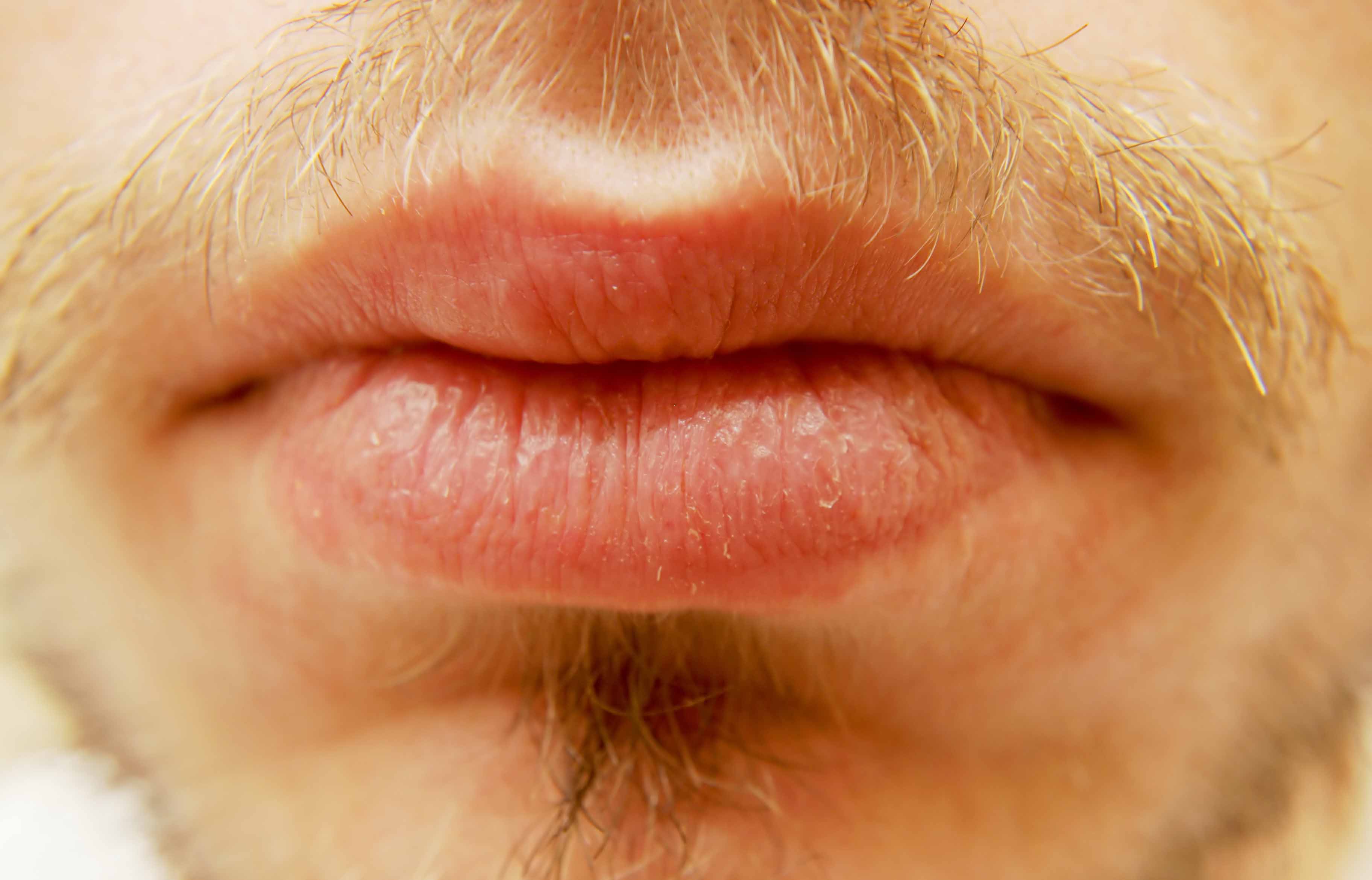 Бледные мужские губы