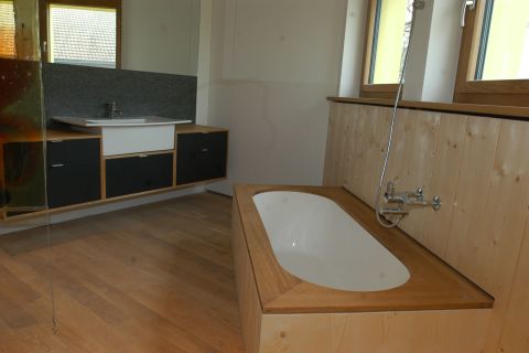 Bad mit Holzverkleidung