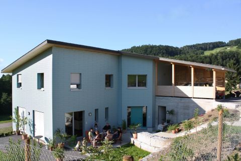 Blick auf Sitzplatz und Garten