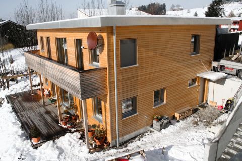 Neubau im Schnee