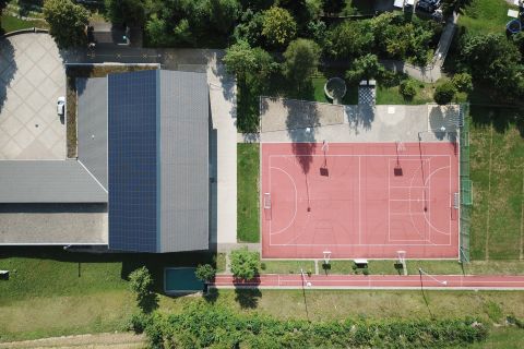 Drohnenaufnahme Sportplatz und Turnhalle