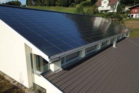 Photovoltaikanlage auf Turnhallendach
