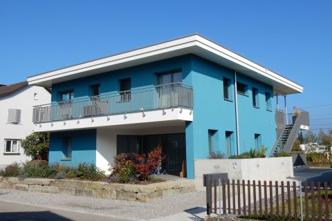 Fassade mit Balkon und Sitzplatz