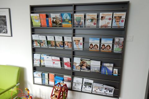 Heftregal im Wartezimmer