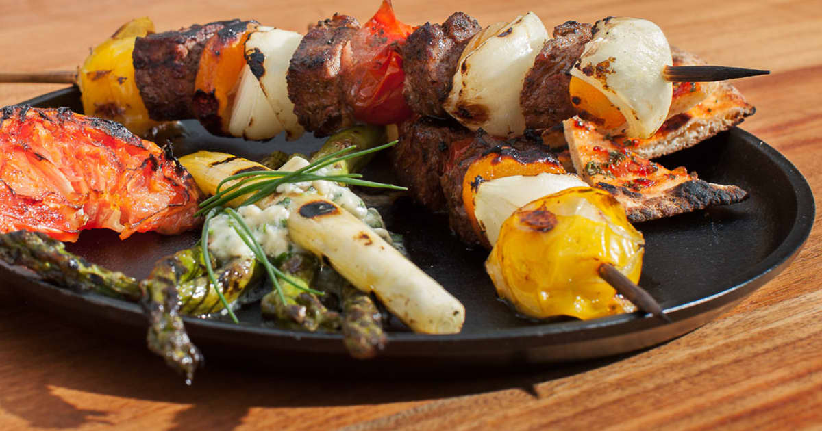 Brochette de boeuf aux épices et légumes grillés crémeux Zeste