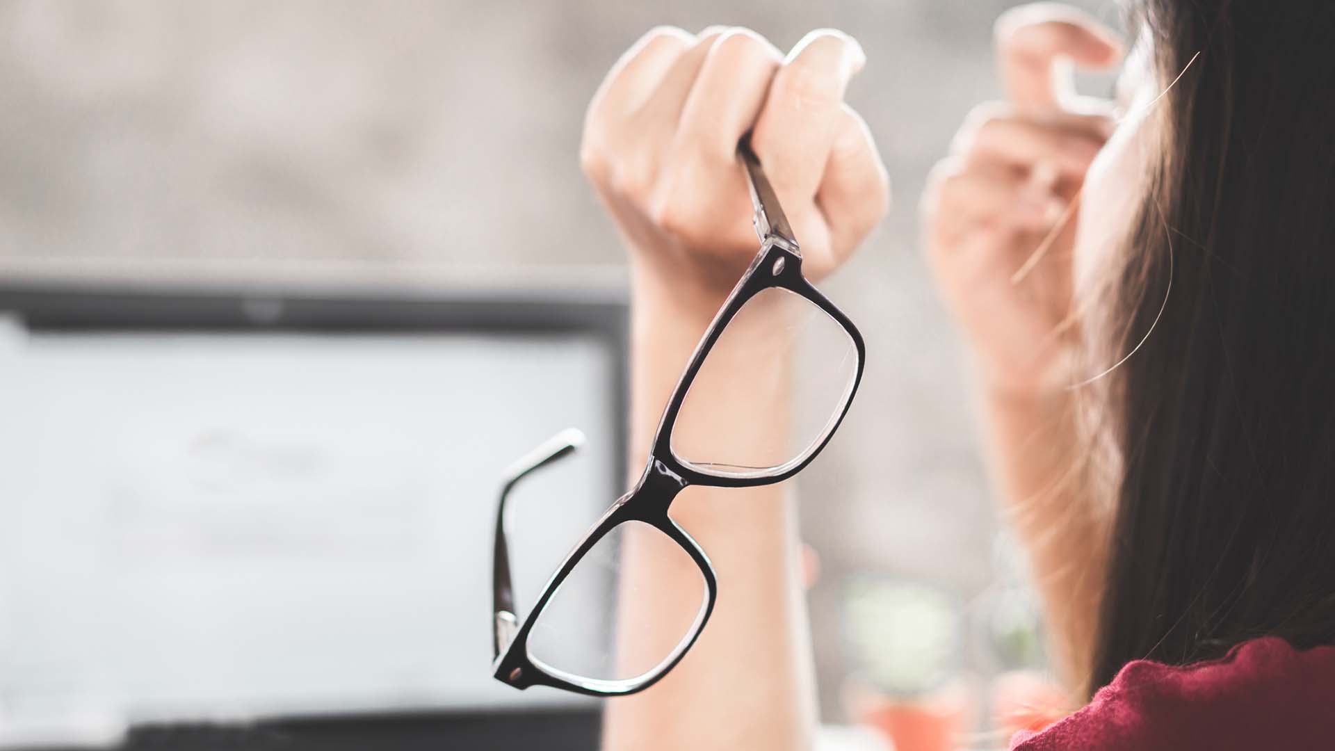 Why dry eyes are more common in women