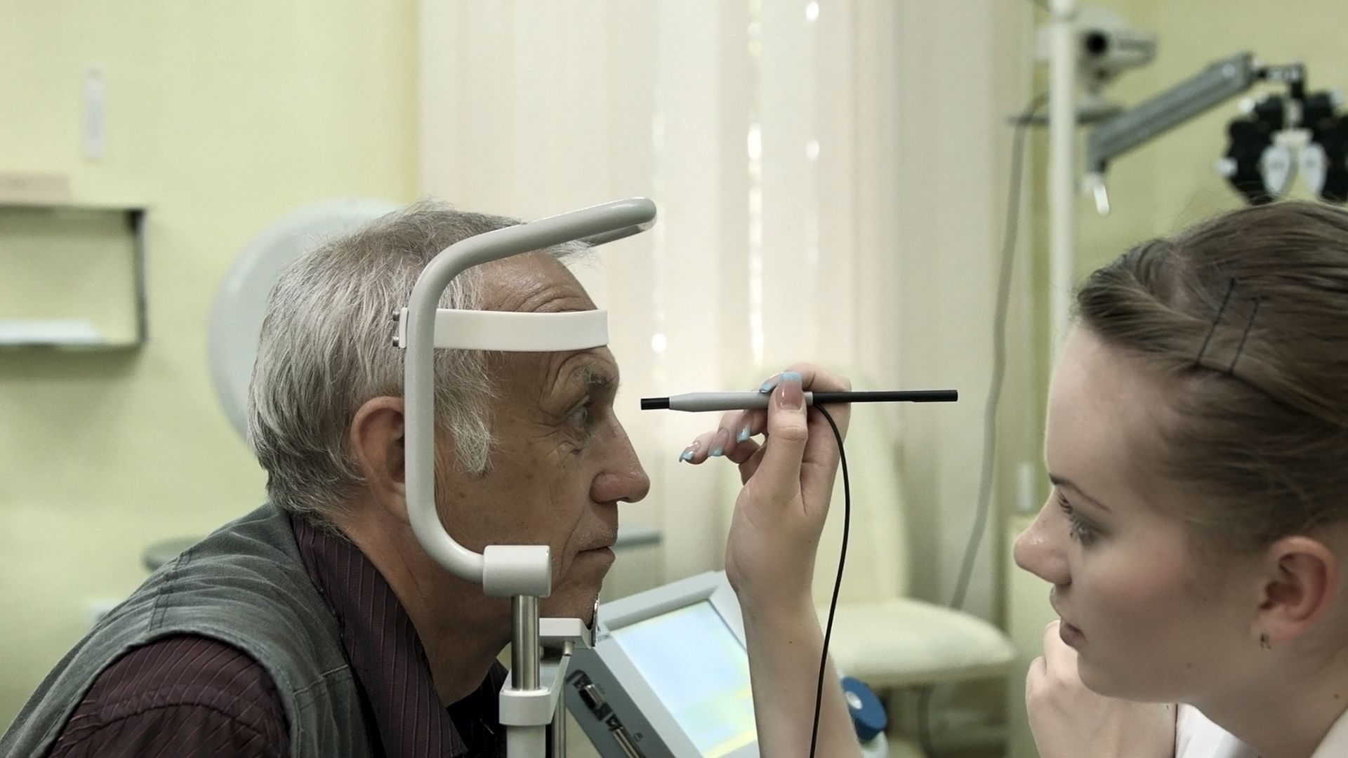 How does uveal melanoma spread?