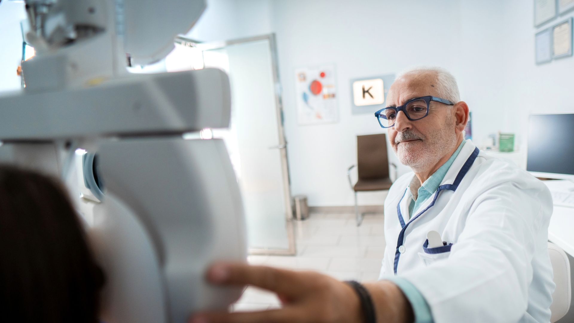 What healthcare providers treat macular degeneration?