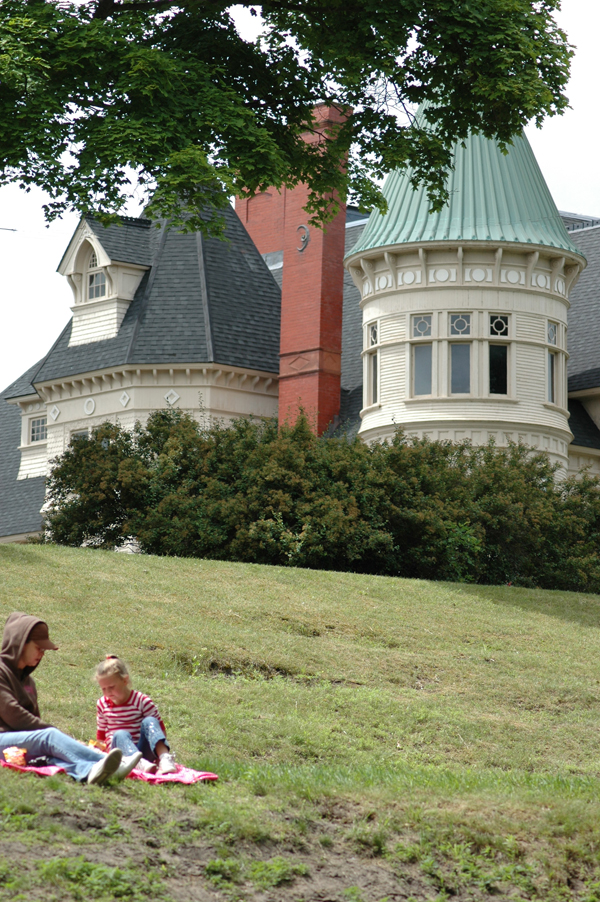 Picnicking at Hannah Park on "Silk Stocking Row"