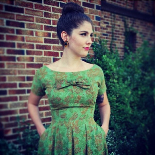 Woman in a green dress Goodsoul 1