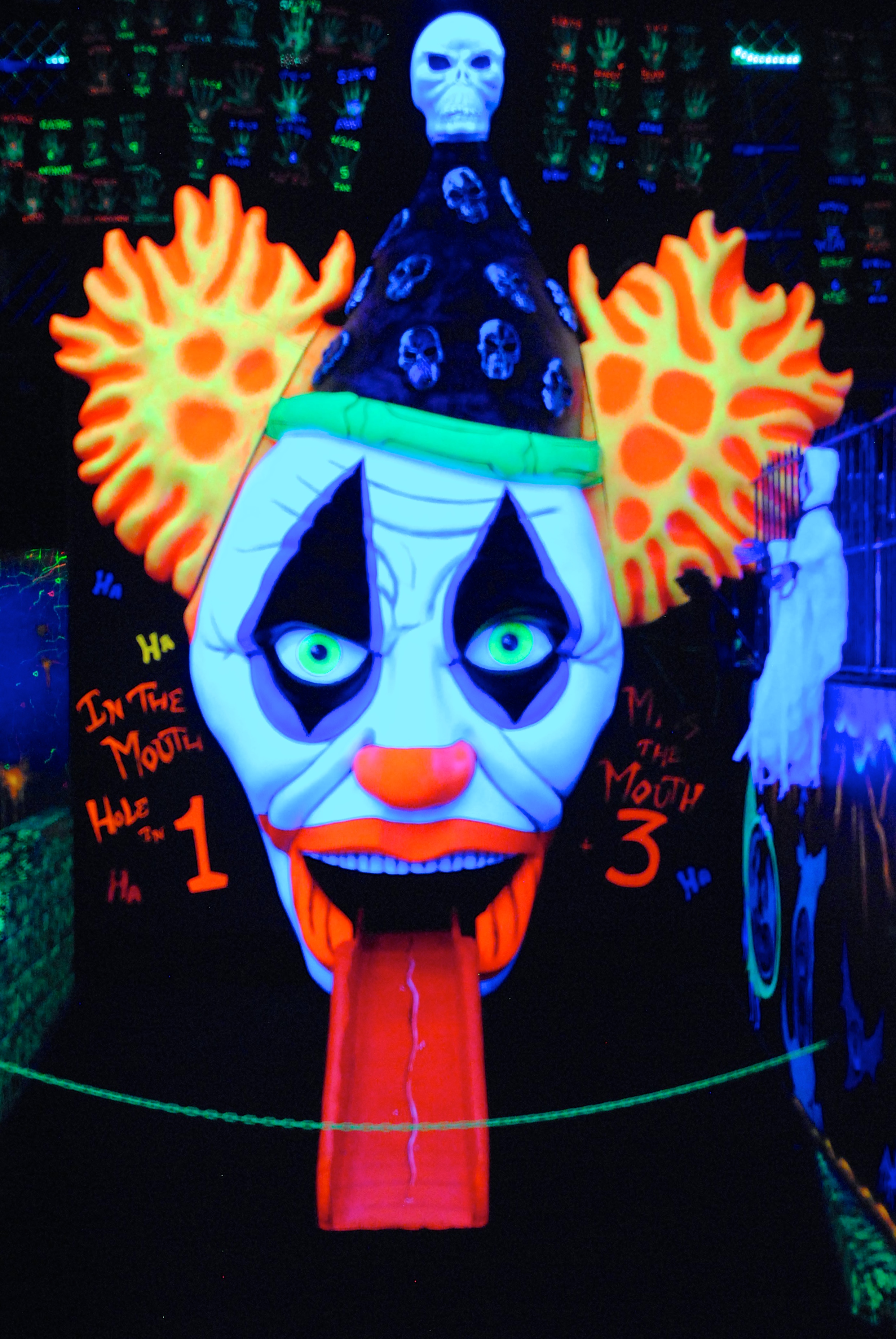 Glozo the Clown eats golf balls on Hole 18