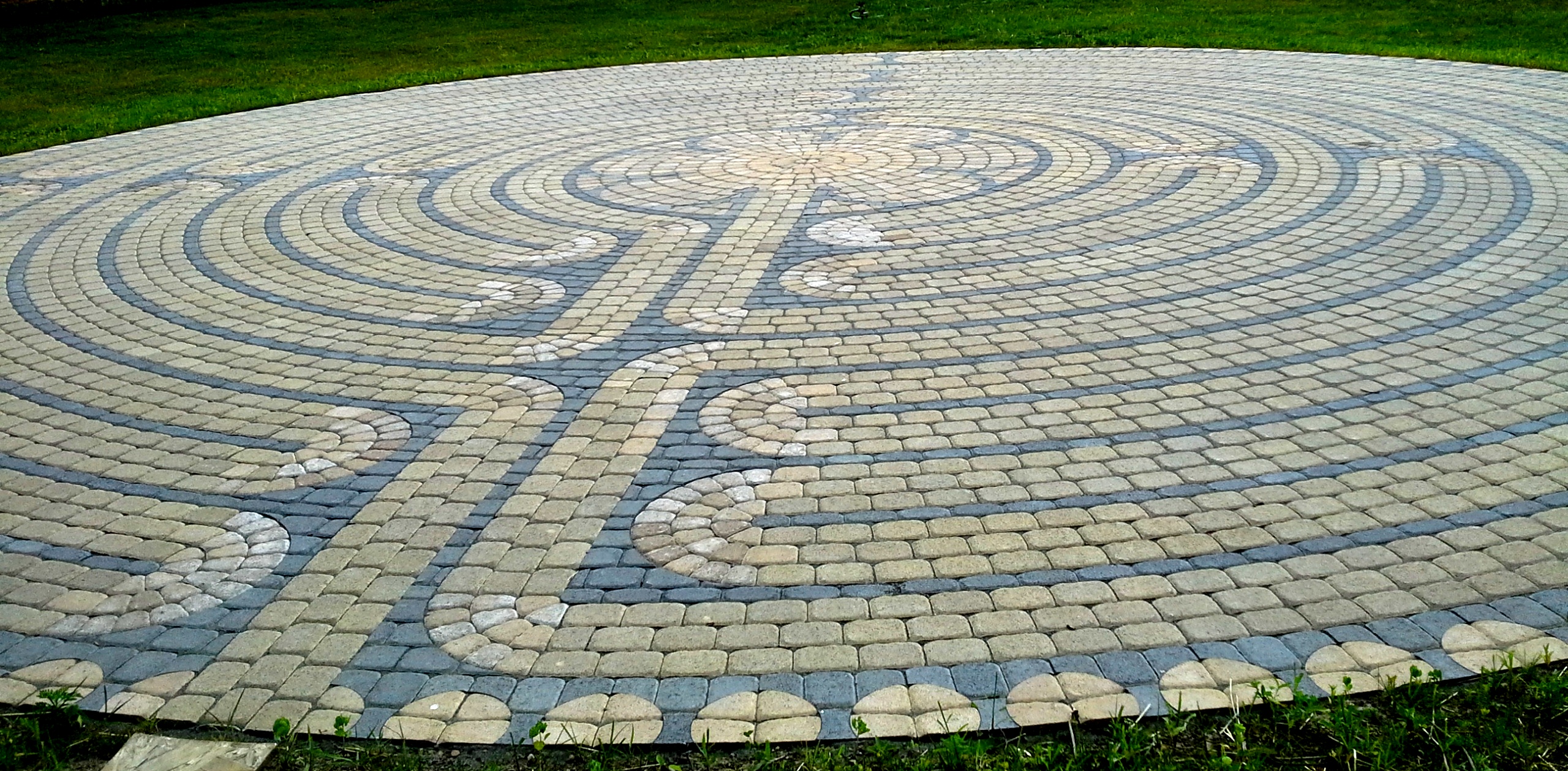 Take some time to meditate while following the path from the edge to the center.