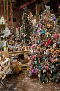 Have you been swept up in the owl-decor movement? Frazee Gardens has dozens of different owls to choose from—including an entire tree of unique ornaments! They'll also have three different activities for the Holiday Open House weekend.