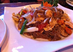 pad woon sen (stir fried glass noodles with chicken)