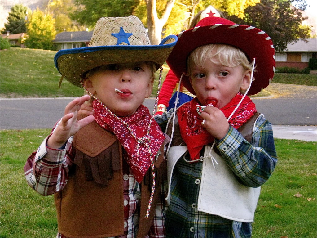 Kids dressed up as Butch Cassidy and the Sundance Kid