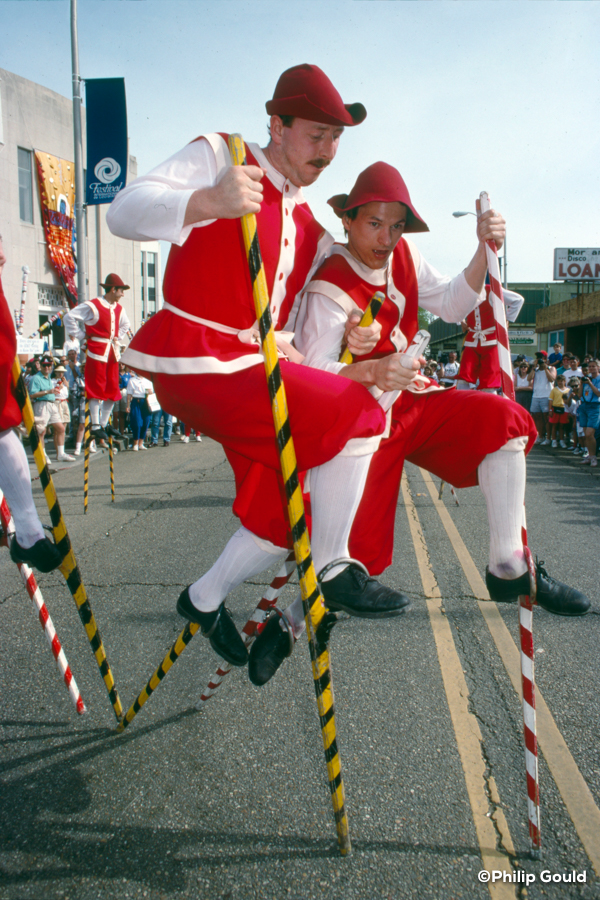 ©Philip Gould 92FEIN00524 Echasseurs de Namur Stilt Walk