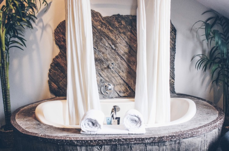 Chateau Avalon bathtub